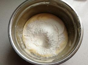 再筛入低筋面粉和泡打粉，用搅拌刀翻拌均匀。