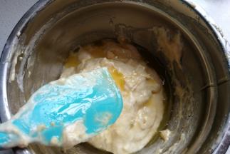 拌好后把融化的黄油淋在搅拌刀上，让其自然的流向蛋糊表面，然后再用搅拌刀翻拌均。