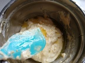 拌好后把融化的黄油淋在搅拌刀上，让其自然的流向蛋糊表面，然后再用搅拌刀翻拌均。