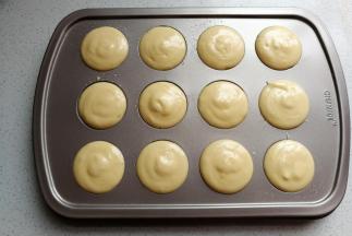 把拌好的蛋糕糊装入裱花袋，然后挤入学厨棒棒糖模具中，轻轻震荡几下。