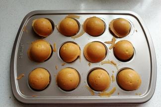 烤好的蛋糕出炉脱模晾凉。