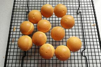 后把中间挤出来的飞边修理掉。