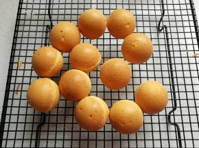 后把中间挤出来的飞边修理掉。