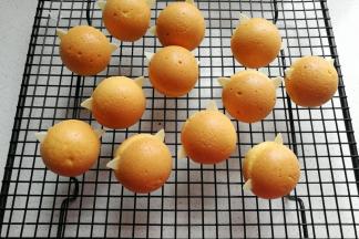 依次把所有小蛋糕插上杏仁片待用。