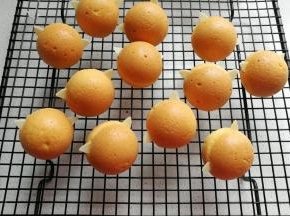 依次把所有小蛋糕插上杏仁片待用。