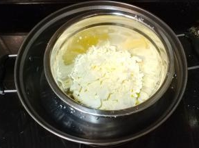 奶油奶酪和黄油隔水融化，用打蛋器打到奶酪无颗粒状