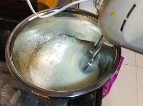 蛋清加入白糖打发到硬性发泡