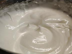 蛋清提起来有小尖角，蛋白倒不出来的状态