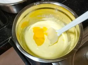 蛋黄分二次加入奶酪液中，搅拌均匀