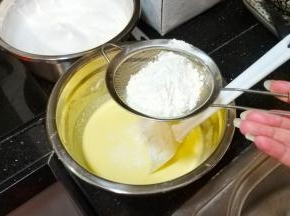 低粉分三次过筛入奶酪糊