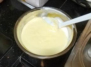 再将搅拌均匀好的奶酪糊全部倒入剩余蛋清里搅拌均匀