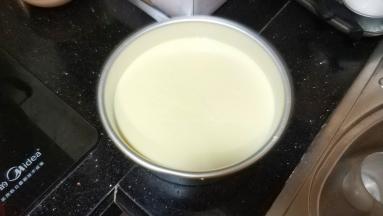 奶酪糊和蛋清完全搅拌均匀后倒入8寸模具里震出气泡