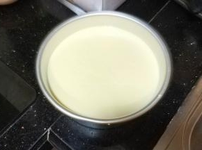 奶酪糊和蛋清完全搅拌均匀后倒入8寸模具里震出气泡