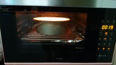 烤箱预热10分钟，隔水浴150度烤20分钟