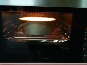 烤箱预热10分钟，隔水浴150度烤20分钟