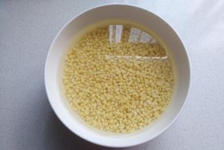 脱皮绿豆用清水充分泡发六小时以上，天气炎热时可以放入冰箱冷藏泡发。（我是晚上放入冰箱冷藏泡发，第二天再制作）