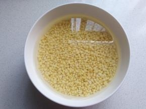 脱皮绿豆用清水充分泡发六小时以上，天气炎热时可以放入冰箱冷藏泡发。（我是晚上放入冰箱冷藏泡发，第二天再制作）