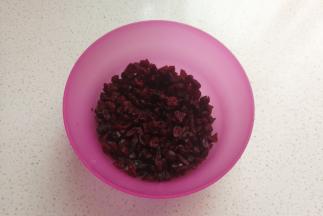 蔓越莓适量先用刀切碎待用。