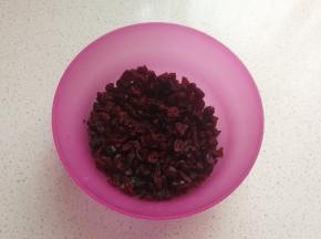 蔓越莓适量先用刀切碎待用。