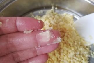 泡发好的绿豆放入蒸锅蒸30分钟左右，蒸至手一捏成粉状状态即可。