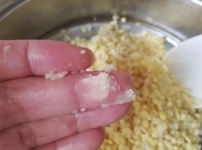 泡发好的绿豆放入蒸锅蒸30分钟左右，蒸至手一捏成粉状状态即可。