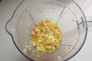 然后把蒸好的绿豆放入料理机中，加入一百克牛奶，搅打过程中如果太干，可以适量加入一点点清水。