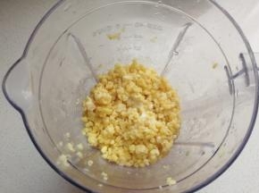 然后把蒸好的绿豆放入料理机中，加入一百克牛奶，搅打过程中如果太干，可以适量加入一点点清水。