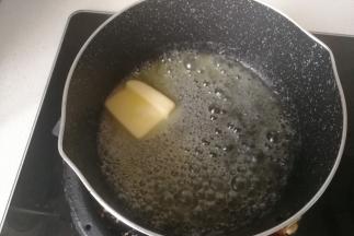 不粘小锅中放入黄油小火融化。