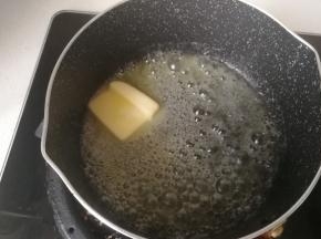 不粘小锅中放入黄油小火融化。