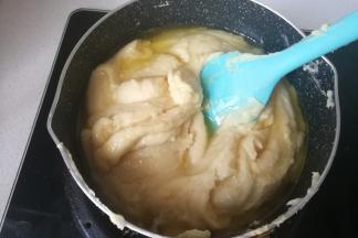 然后倒入绿豆泥小火翻炒，炒至黄油和绿豆泥充分融合。