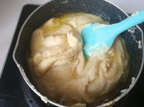 然后倒入绿豆泥小火翻炒，炒至黄油和绿豆泥充分融合。