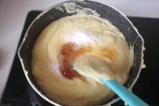 再加入白糖和麦芽糖继续翻炒，如果绿豆泥含水分过多，翻炒时间会过长一点。