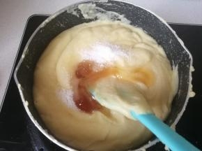 再加入白糖和麦芽糖继续翻炒，如果绿豆泥含水分过多，翻炒时间会过长一点。