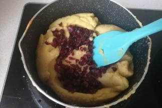 晾至温凉后加入蔓越莓翻拌均匀。