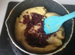 晾至温凉后加入蔓越莓翻拌均匀。