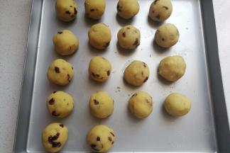 然后把绿豆沙分成每份重约30克左右的小团搓圆。（也可以根据自己的喜好，做成40克或50克都可以）