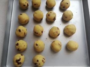 然后把绿豆沙分成每份重约30克左右的小团搓圆。（也可以根据自己的喜好，做成40克或50克都可以）