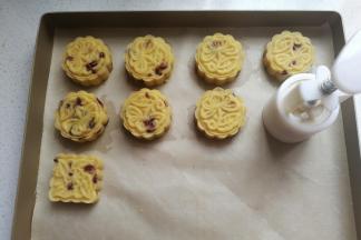 然后倒扣在油纸或油布上用力向下压实，推出脱模即好。