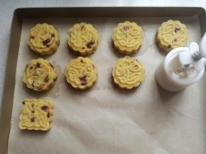 然后倒扣在油纸或油布上用力向下压实，推出脱模即好。