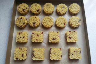 再依次压好所有的绿豆糕，做好后可以放入保鲜盒冷藏保存。