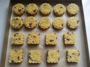 再依次压好所有的绿豆糕，做好后可以放入保鲜盒冷藏保存。