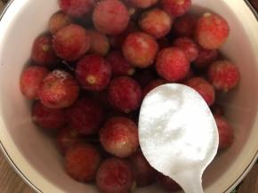 把杨梅洗净后，用盐水浸泡半小时