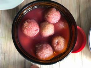 装入密封瓶中，放入冰箱冷藏一夜后食用