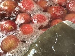 撇去浮沫，再加入白酒，转中火煮约二十分钟