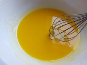 蛋清蛋黄分离出来，装蛋清的容器必须要保证无水无油，蛋黄加加拿大芥花油搅拌均匀，加拿大芥花油味道清淡，做烘焙点心是最合适的油。