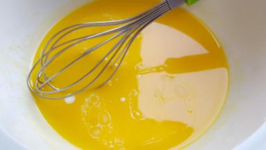 再加纯牛奶一起搅拌均匀。