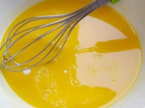 再加纯牛奶一起搅拌均匀。