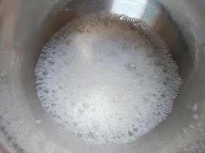 蛋清滴3滴柠檬汁，用电动打蛋器打发至起大鱼泡第一次加白砂糖再次用打蛋器打发。