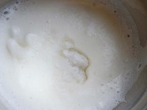 待蛋清变的细腻，第二次加白砂糖继续打发。