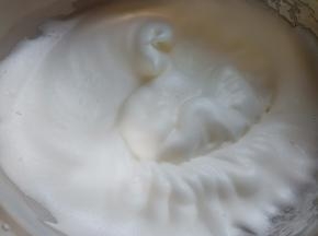 打发至细腻有纹路状态时第三次加白砂糖继续打发。